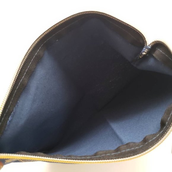 Illumicrate Crier's War Fabric Zipper Pouch Nina Varela Iron Heart with Book Quo - Picture 7 of 7